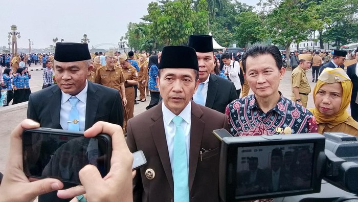 1763444063359-wali-kota-palembang-ratu-dewa-1762750558004_169