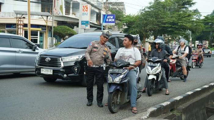 1763444070990-ilustrasi-razia-terhadap-pengendara-anak-di-bawah-umur-tak-menggunakan-helm-1763424820943_169