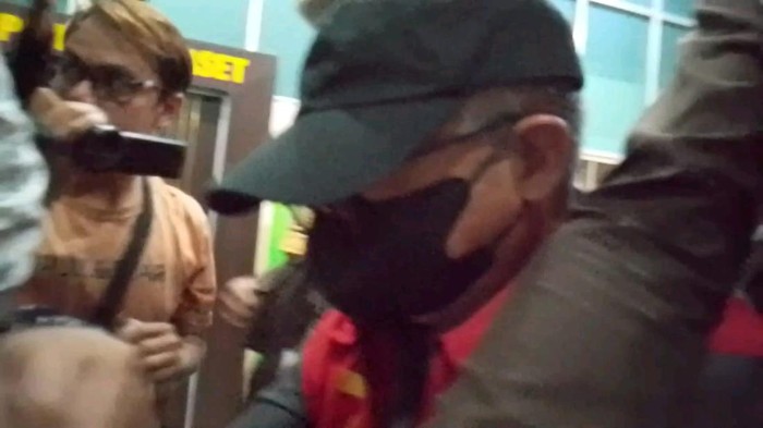 1763444134777-tersangka-wilson-sutantio-direktur-pt-bss-sal-digiring-ke-mobil-tahanan-kejati-sumsel-1763423832574_169