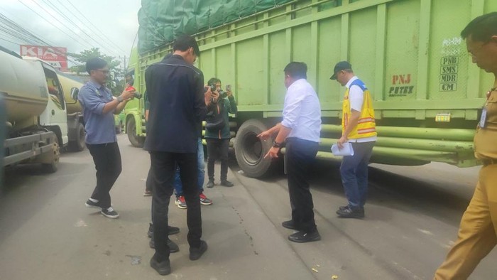 1763485535813-gubernur-sumsel-herman-deru-saat-meninjau-jalintim-palembang-betung-1763448857705_169