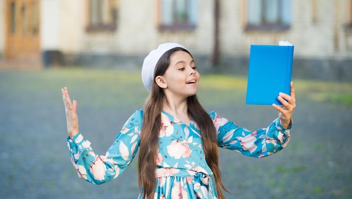 1763571941294-ilustrasi-anak-membaca-puisi-atau-syair_169