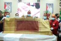 1763615180365-wali-kota-palembang-ratu-dewa-menerima-penyerahan-kain-songket-dari-warga-australia-1761784789063_169
