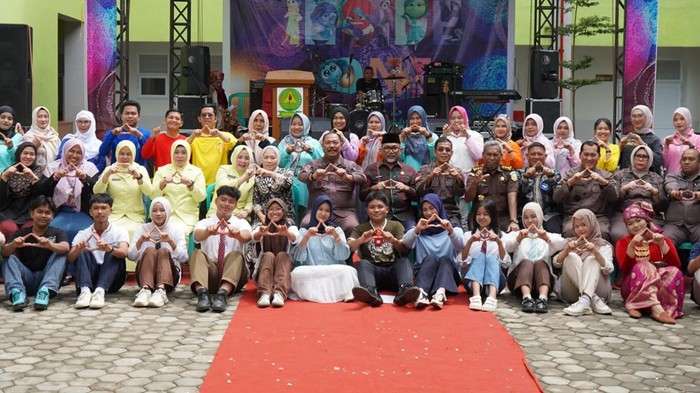 1763658330322-kegiatan-pentas-seni-di-sma-adhyaksa-i-ini-dihadiri-sekda-jambi-dan-jajaran-kejaksaan-1763631654929_169