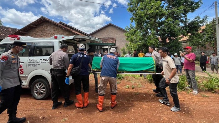 1763723139418-jasad-korban-saat-hendak-dievakuasi-ke-rumah-sakit-1763707229675_169