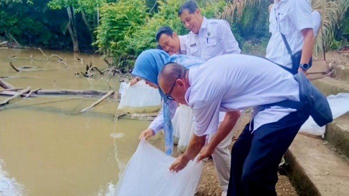 1763874336770-dinas-perikanan-melakukan-penebaran-benih-ikan-patin-di-sungai-musi-rawas-1763809212256_169