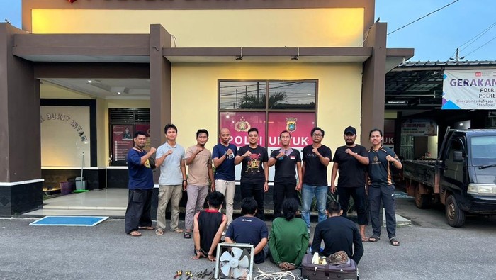 1763874340541-keempat-pelaku-diamankan-di-mapolsek-butik-intan-1763822093993_169