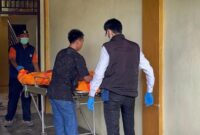 1763982346704-polisi-mengevakuasi-jenazah-irt-di-jambi-diduga-korban-pembunuhan-1763963512474_169