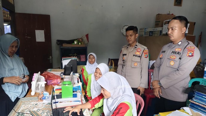 1764047157044-polres-bangka-barat-babar-menyosialisasikan-proses-pendaftaran-peserta-didik-baru-sma-kemala-taruna-bhayangkara-2026-1763995524175_169