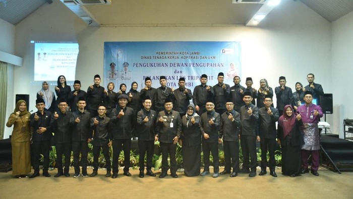 1764176751166-pengukuhan-dewan-pengupah-dan-pelantikan-lks-tripartit-1764139543140_169