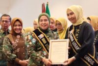 1764176766325-ketua-tp-pkk-kota-palembang-yang-juga-bunda-literasi-palembang-dewi-sastrani-ratu-dewa-mengukuhan-ini-bunda-literasi-di-setiap-1764136960919_169