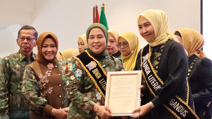 1764176766325-ketua-tp-pkk-kota-palembang-yang-juga-bunda-literasi-palembang-dewi-sastrani-ratu-dewa-mengukuhan-ini-bunda-literasi-di-setiap-1764136960919_169