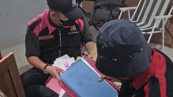 1764219980189-petugas-menyita-dokumen-saat-menggeledah-kantor-dan-rumah-ketua-koni-pangkalpinang-1764212281405_169