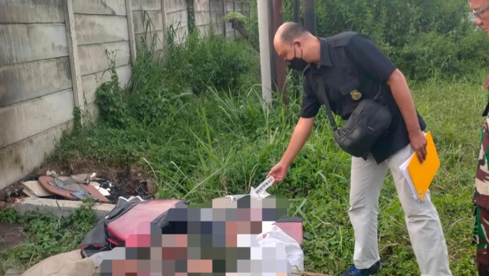 1764241549951-polisi-saat-olah-tkp-di-lokasi-penemuan-mayat-di-palembang-1764220090958_169