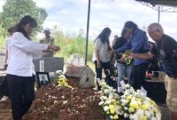 1764263134585-suasana-pemakaman-korban-perampokan-di-palembang-1764241756428_169