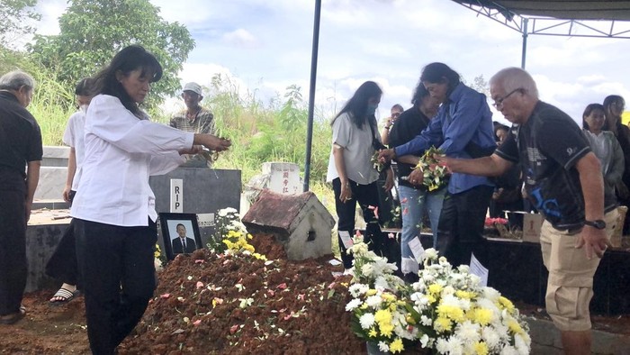 1764263134585-suasana-pemakaman-korban-perampokan-di-palembang-1764241756428_169