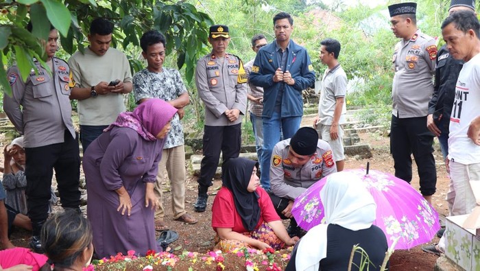 1764263145008-kelvin-yang-ditemukan-tinggal-kerangka-dimakamkan-1764235390103_169