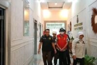 1764263146178-tersangka-dasril-digiring-ke-mobil-tahanan-kejati-sumsel-1764243194099_169