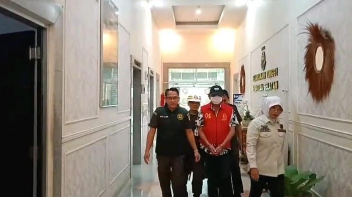 1764263146178-tersangka-dasril-digiring-ke-mobil-tahanan-kejati-sumsel-1764243194099_169