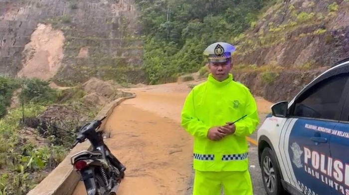 1764284678404-kanit-turjawali-satlantas-polres-kerinci-ipda-debi-1764246821221_169