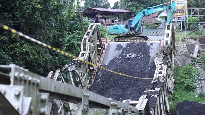 1764306353117-kondisi-terkini-jembatan-muara-lawai-lahat-1756551744666_169