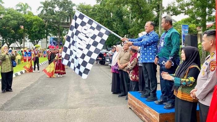 1764349549293-sekda-sumsel-edward-chandra-melepas-pawai-karnaval-pelajar-di-palembang-1764330843836_169