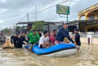 1764392770513-satu-desa-di-kerinci-jambi-banjir-hingga-dievakuasi-petugas-1764378280277_169