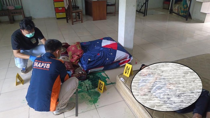 1764479115843-petugas-saat-melakukan-olah-tkp-penemuan-mayat-di-dalam-ruko-di-oku-selatan-1764472489192_169