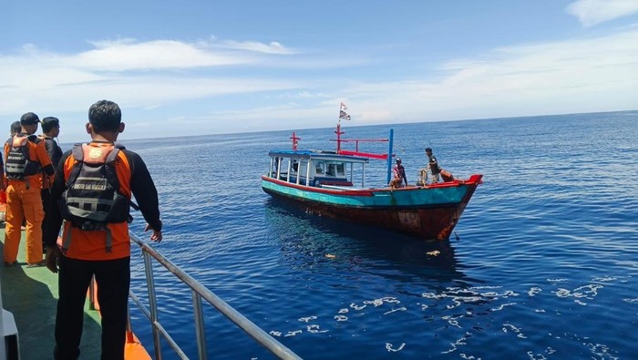 1764522385758-petugas-saat-mengevakuasi-kapal-nelayan-yang-mati-mesin-1764497141087_169