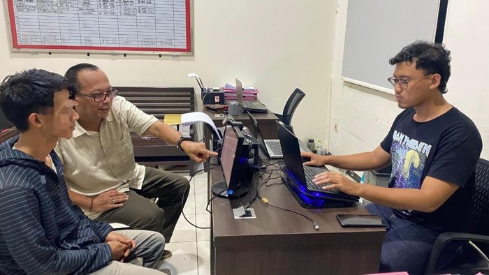 1764565608445-kurir-bermodus-sembunyikan-sabu-dalam-anus-diperiksa-sat-resnarkoba-polresta-banyumas-senin-1122025-1764553760000_169