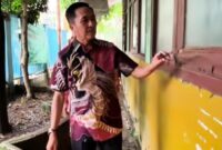 1764565647121-wali-kota-palembang-ratu-dewa-saat-meninjau-sd-rusak-di-palembang-1764501892044_169