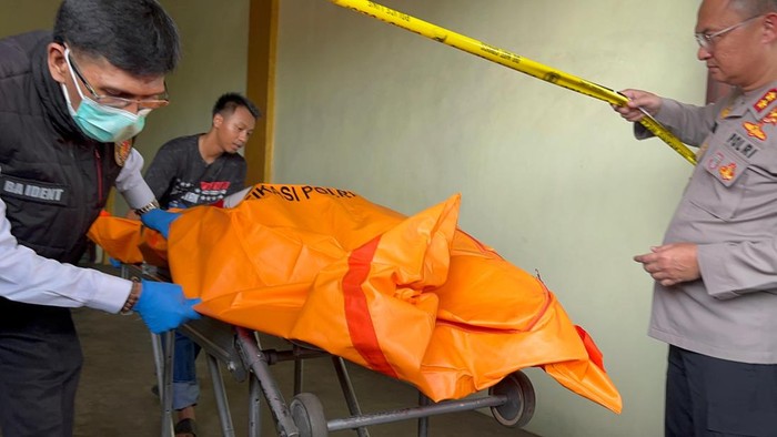 1764587175171-polisi-mengevakuasi-jenazah-irt-yang-tewas-bersimbah-darah-di-jambi-1763977220775_169