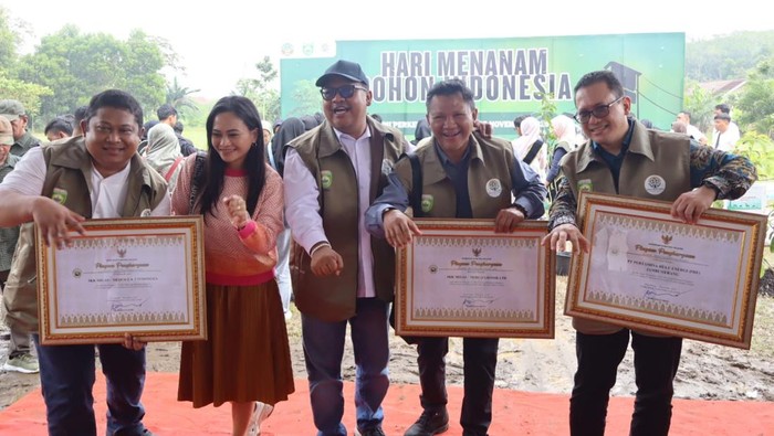 1764587183033-pemberian-penghargaan-dari-pemprov-1764566998728_169