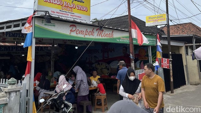 1764738367325-pempek-minah-yang-berada-di-kawasan-kampung-pempek-palembang-1764691110630_169