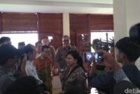 1764738369219-putra-nababan-dan-evita-nursanty-saat-berkunjung-ke-sentra-songket-tuan-kentang-1764686474190_169