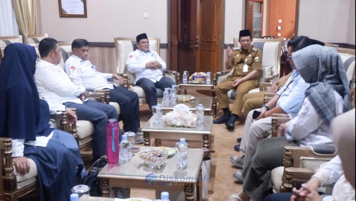 1764759990759-bupati-muaro-jambi-bambang-bayu-suseno-bersama-dengan-rektor-uin-jambi-dalam-membahas-kerja-sama-lintas-sektor-1764730972494_169