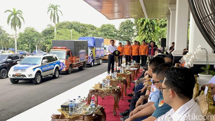 1764781597060-gubernur-sumsel-herman-deru-melepas-bantuan-kemanusiaan-untuk-tiga-provinsi-di-pulau-sumatera-1764758041599_169