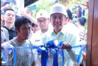 1764824775079-wali-kota-palembang-ratu-dewa-menyerahkan-bantuan-rumah-layak-huni-kepada-sumay-wardana-1764807111603_169