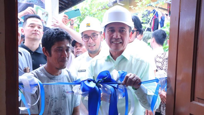 1764824775079-wali-kota-palembang-ratu-dewa-menyerahkan-bantuan-rumah-layak-huni-kepada-sumay-wardana-1764807111603_169