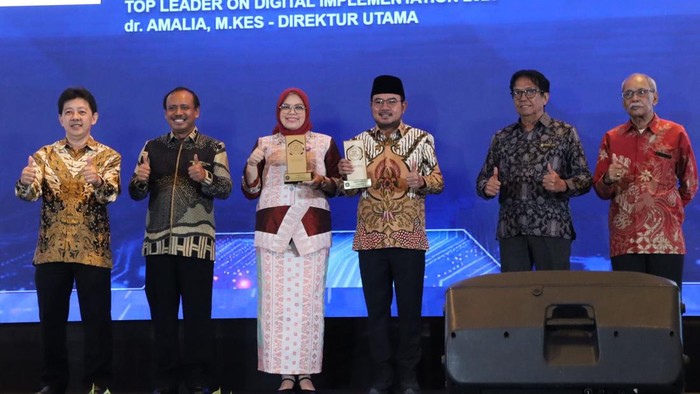 1764932787620-pemkot-palembang-menerima-dua-penghargaan-1764904735876_169