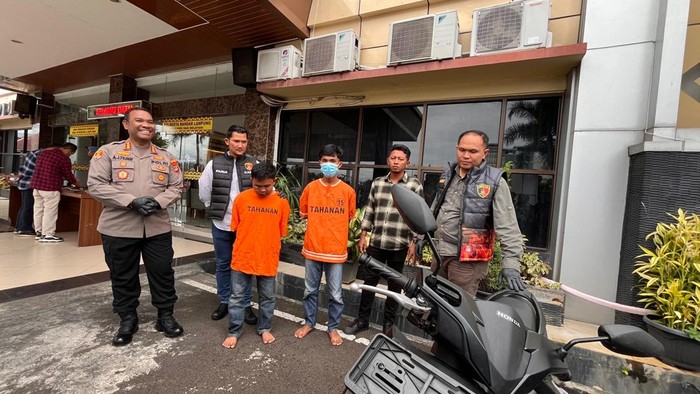 1764932788608-dua-pelaku-curanmor-di-30-tkp-lampung-saat-diamankan-polisi-1764904126057_169