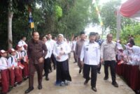 1764932789727-bupati-bambang-bayu-suseno-bersama-pihak-kemendagri-dan-lainnya-buat-verifikasi-pemekaran-desa-1764909609646_169