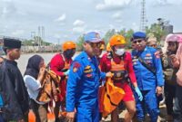 1764997549092-tim-gabungan-saat-mengevakuasi-jasad-bocah-yang-dilaporkan-hilang-di-banyuasin-1764990383246_169