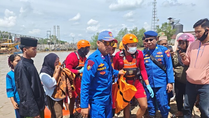 1764997549092-tim-gabungan-saat-mengevakuasi-jasad-bocah-yang-dilaporkan-hilang-di-banyuasin-1764990383246_169