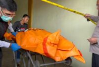 1764997549662-polisi-saat-mengevakuasi-irt-tewas-dalam-ruko-di-jambi-1764911932910_169