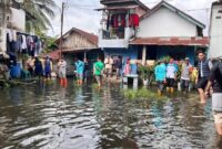 1765019140718-wali-kota-palembang-ratu-dewa-meninjau-banjir-di-16-ulu-palembang-1765002067861_169