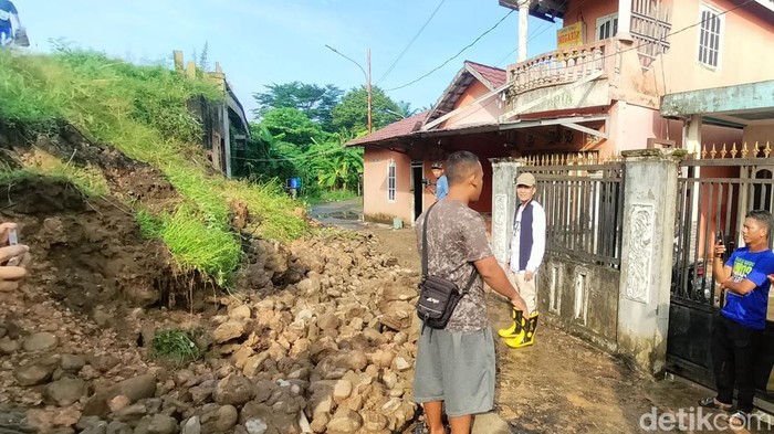 1765019141207-wali-kota-palembang-ratu-dewa-dan-camat-gandus-jufriansyah-meninjau-jembatan-yang-amblas-1764992037538_169