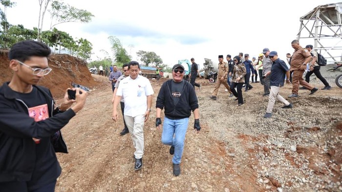 1765040749092-gubernur-sumatera-selatan-herman-deru-meresmikan-dan-meninjau-jalan-poros-pulau-panggunggumay-ulu-lahat-1765022116588_169