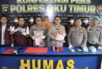 1765040751164-saat-pers-rilis-hasil-penangkapan-2-pengedar-ganja-dengan-barang-bukti-25-kg-1765023189101_169