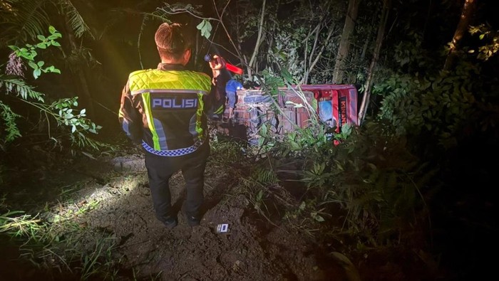 1765083922468-kecelakaan-mobil-wisata-di-sungai-penuh-jambi-1765081423496_169