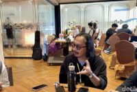 1765083923569-popo-mangun-sosok-di-balik-merchandise-official-soundrenaline-1765069865925_169